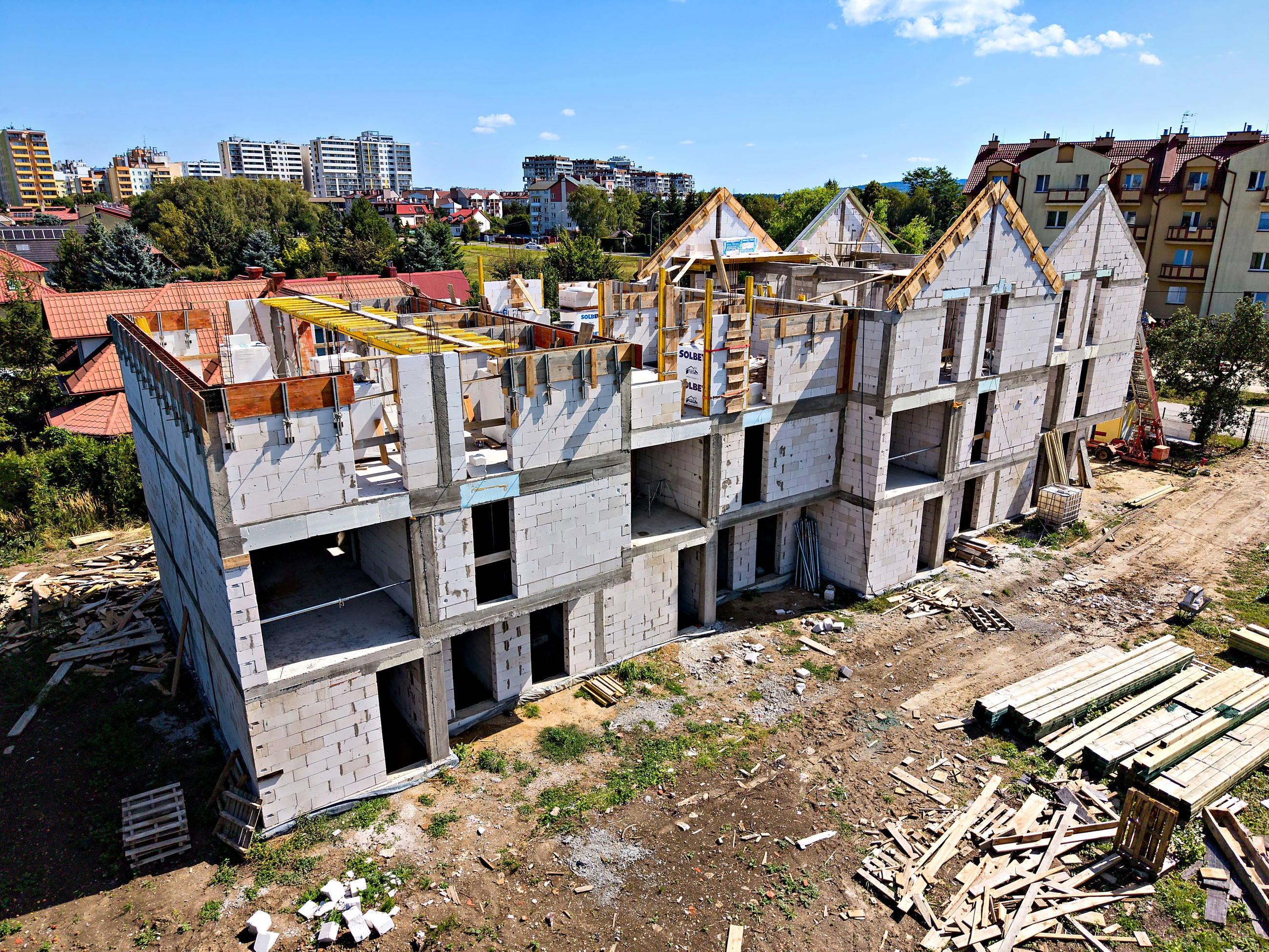 Zabudowa szeregowa Zielona w Rzeszowie, widok frontowy na cztery budynki
