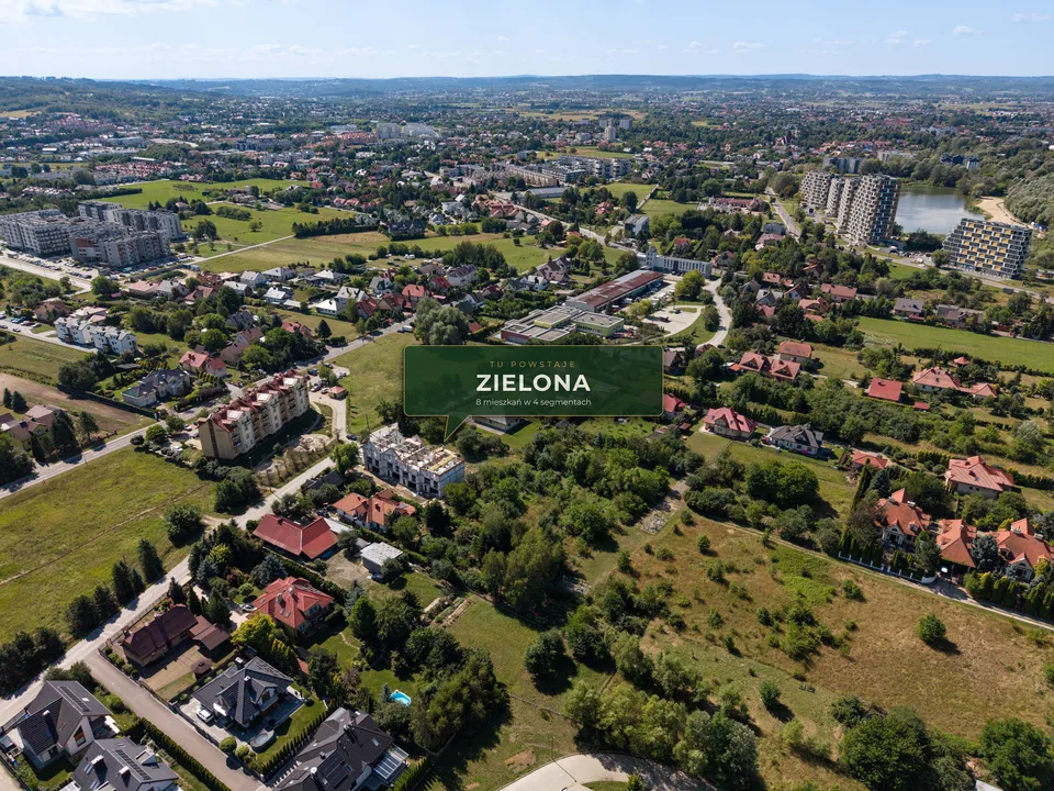 Zielona okolica domów jednorodzinnych — widok z drona (sierpień 2026)