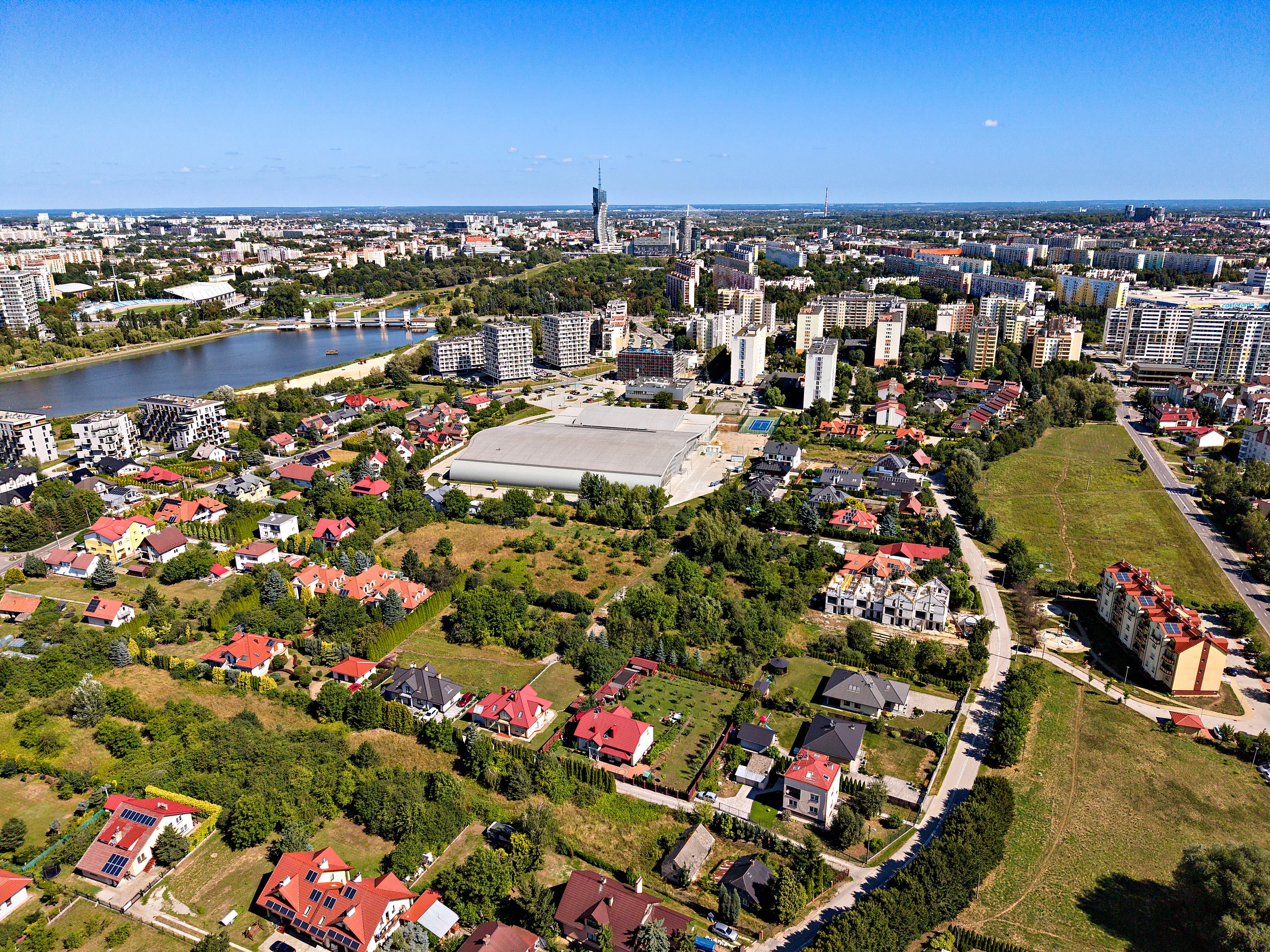 Drabinianka w Rzeszowie z lotu ptaka, zabudowa jednorodzinna i zalew w tle