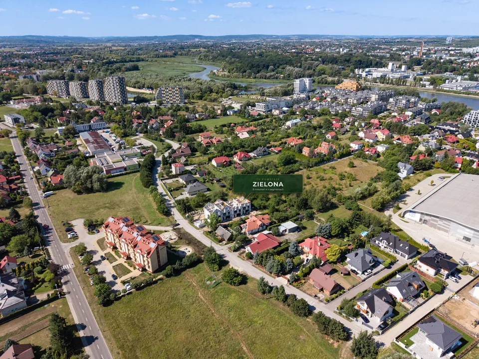 Konstrukcja dachu z bliska — w tle zakole Wisłoka (sierpień 2026)