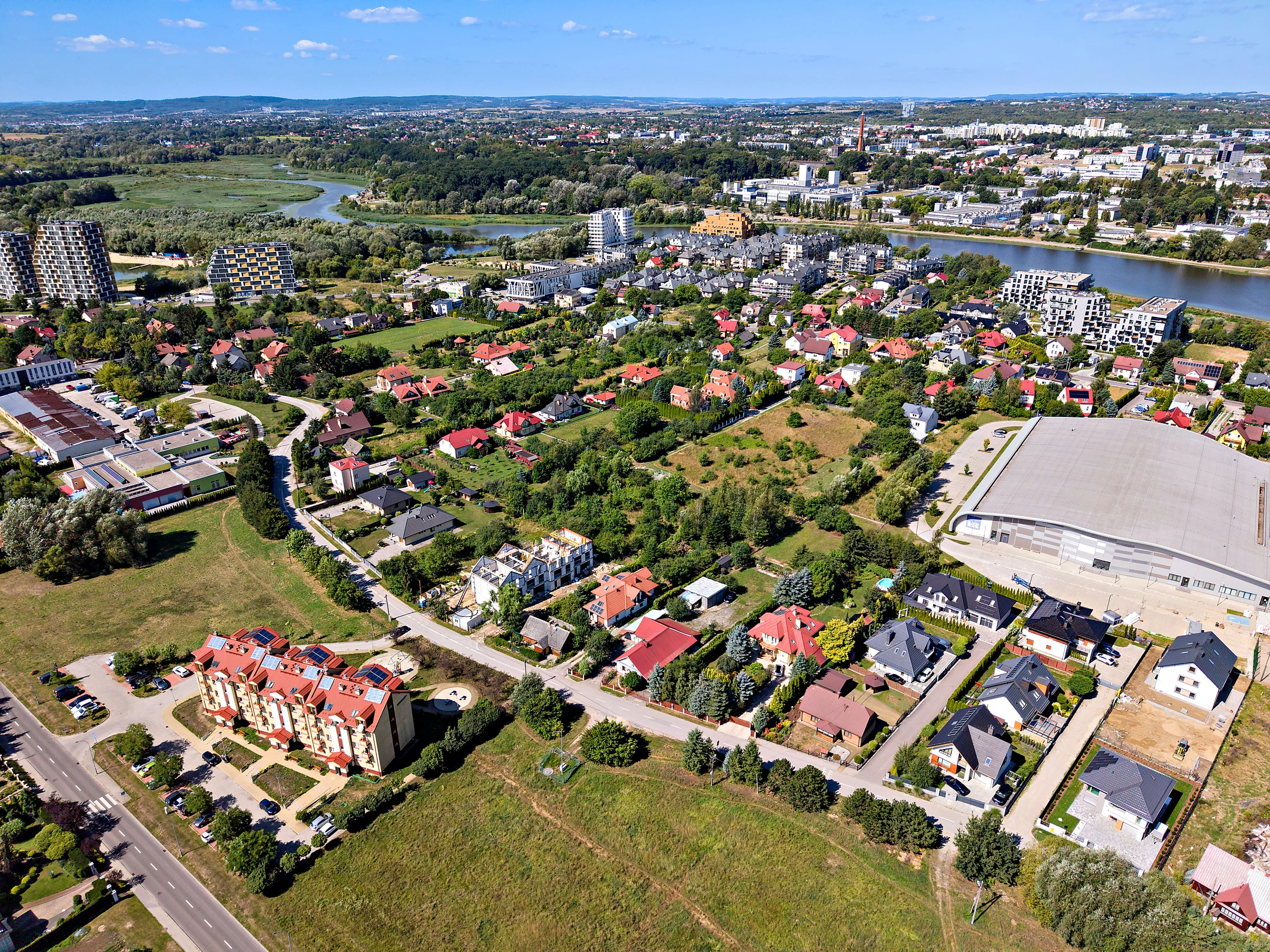 Zalew na Wisloku i panorama Rzeszowa z lotu ptaka nad Drabinianka
