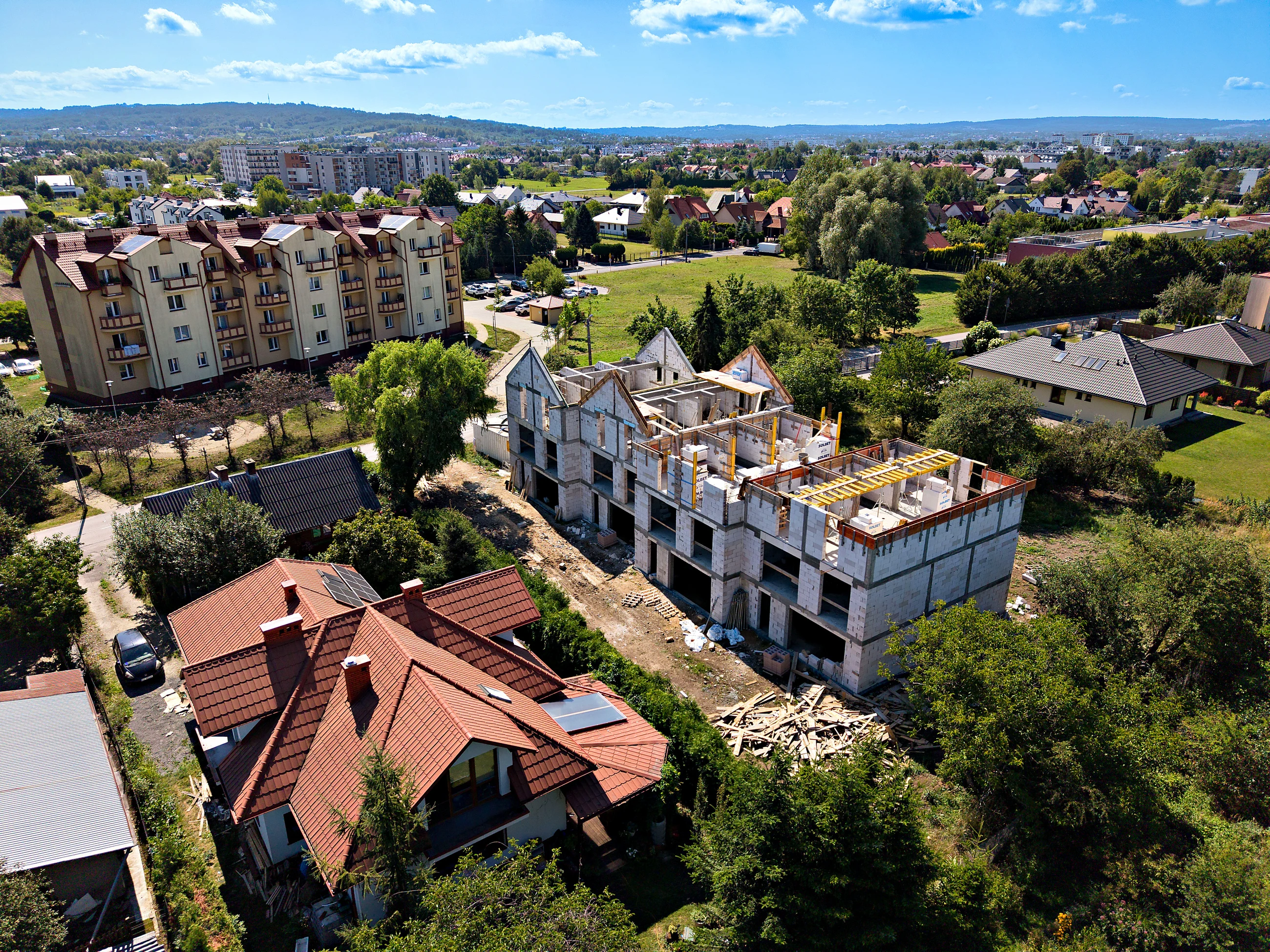 Zabudowa szeregowa Zielona w Rzeszowie z sasiadujacym budynkiem wielorodzinnym