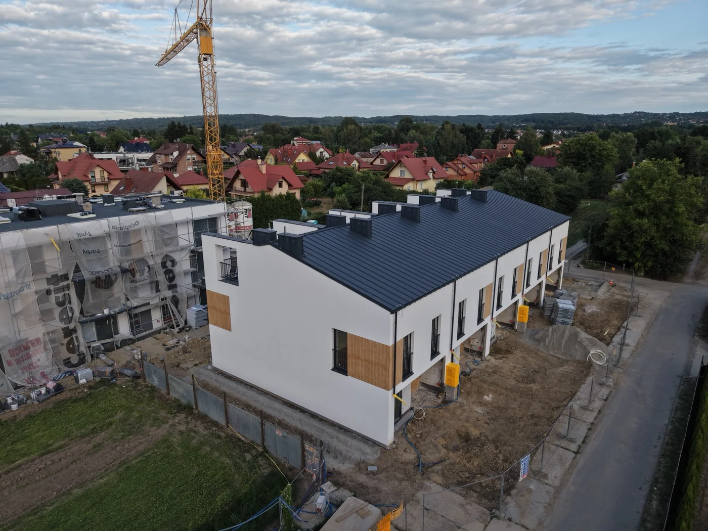 Druga elewacja inwestycji Odnowiciela I i kameralna zabudowa osiedla Wilkowyja