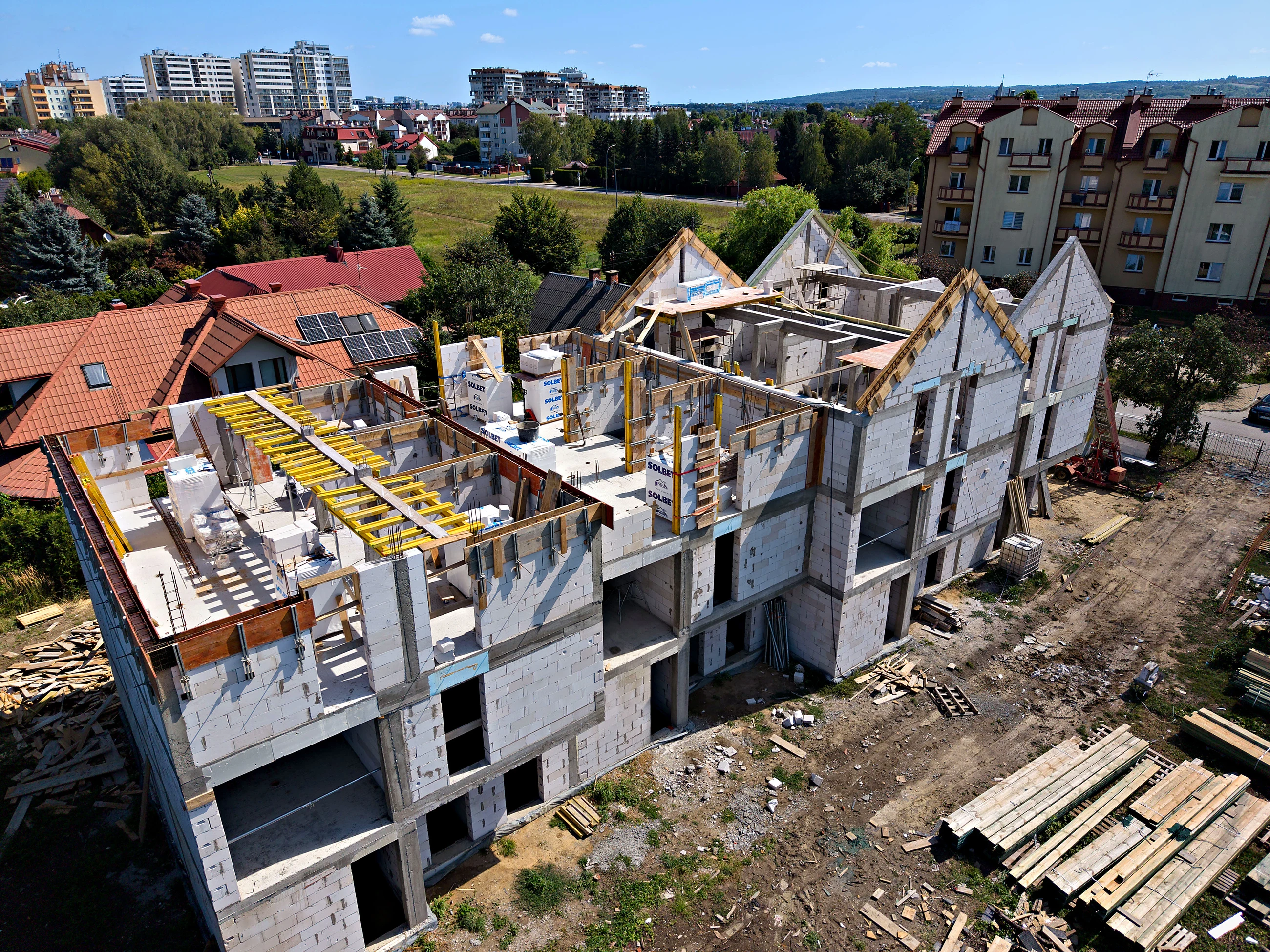 Osiedle Zielona w Rzeszowie i sasiadujace domy jednorodzinne z instalacja fotowoltaiczna