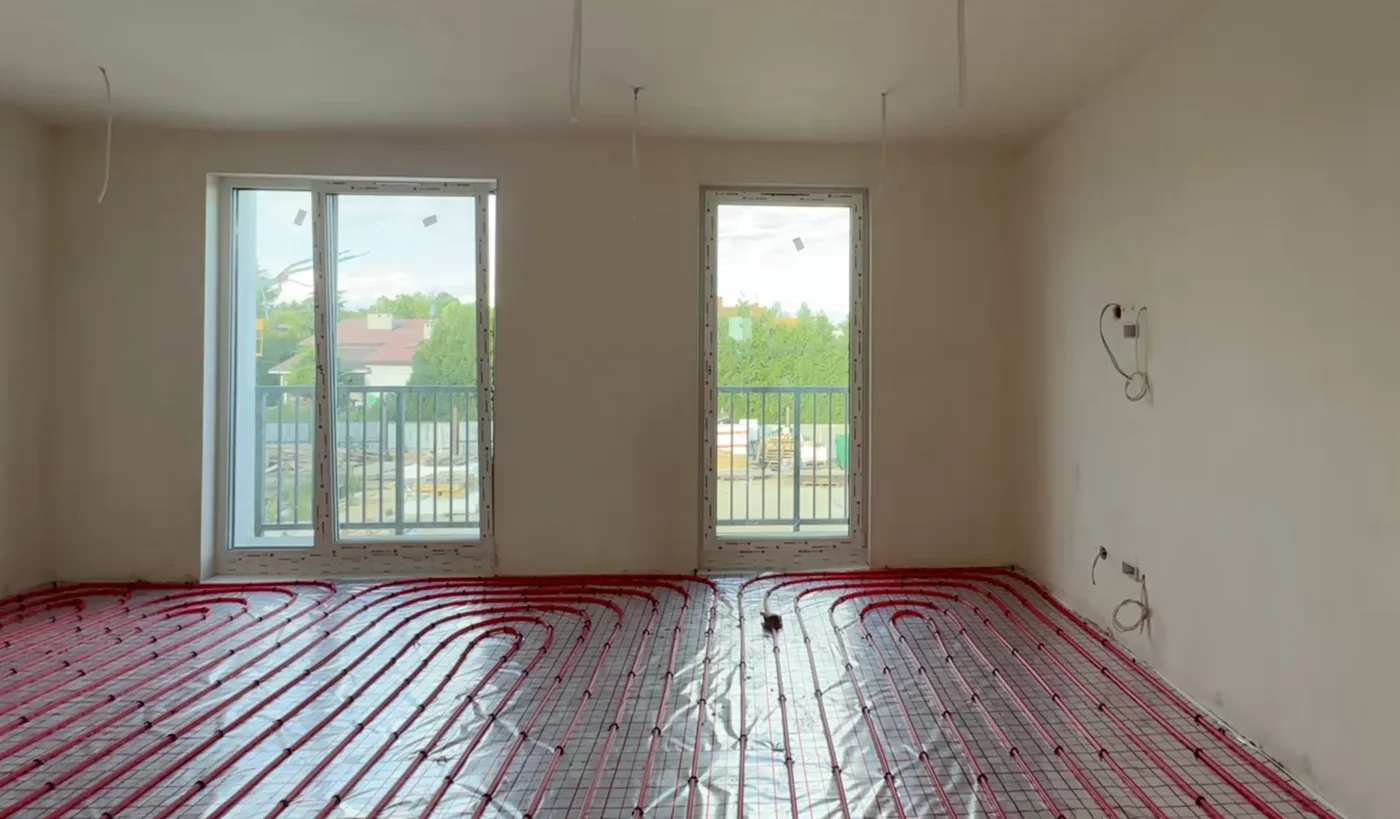 Salon z ogrzewaniem podłogowym i wyjściem na balkon w inwestycji Odnowiciela I