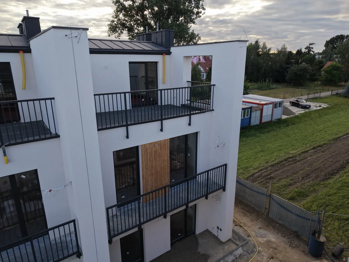 Narożna część budynku Odnowiciela I z balkonem i tarasem
