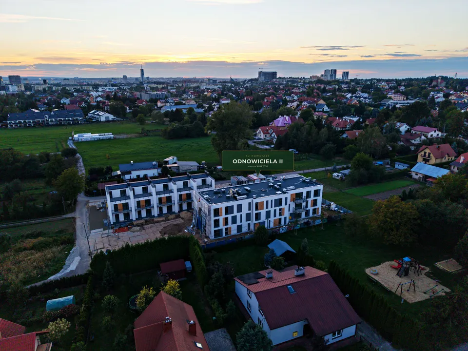 Osiedle Odnowiciela: etap II obok etapu I, zieleń i domy jednorodzinne dookoła — dron, 16.09.2026