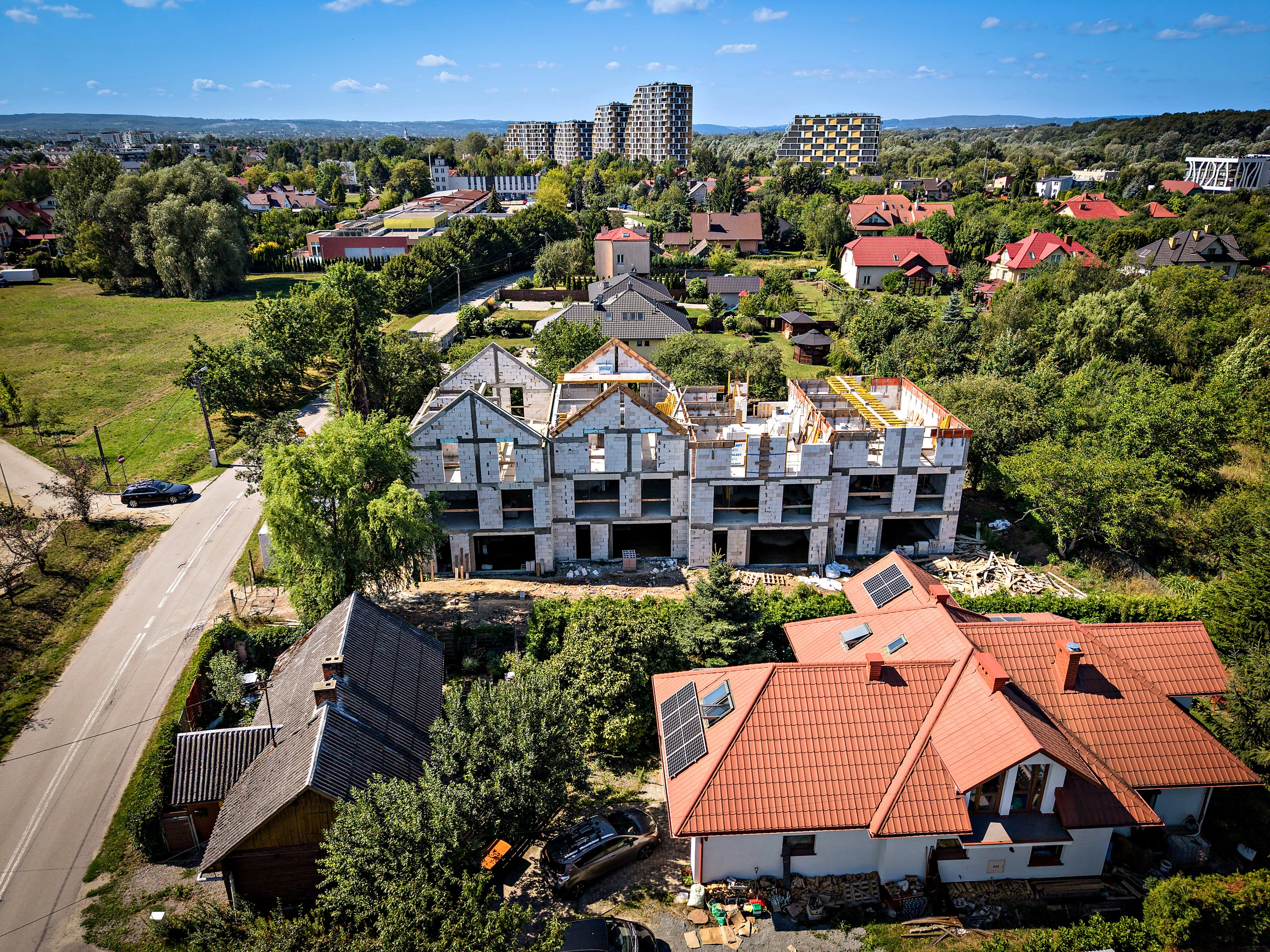 Zabudowa szeregowa Zielona wsrod domow jednorodzinnych na Drabiniance w Rzeszowie