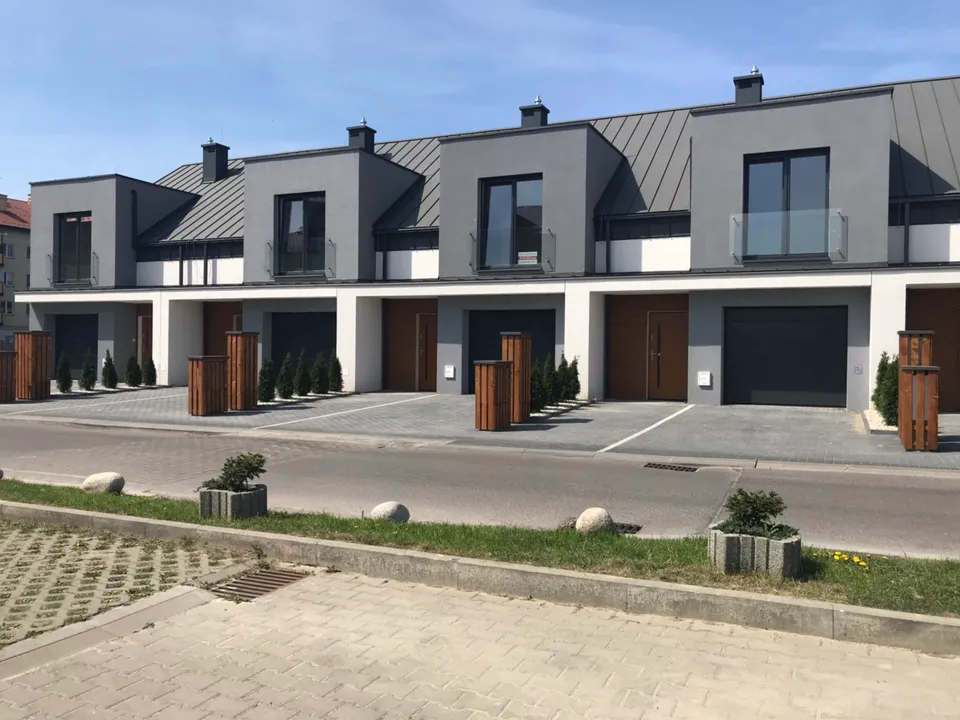 Gotowa elewacja i podjazdy od ul. Strażackiej