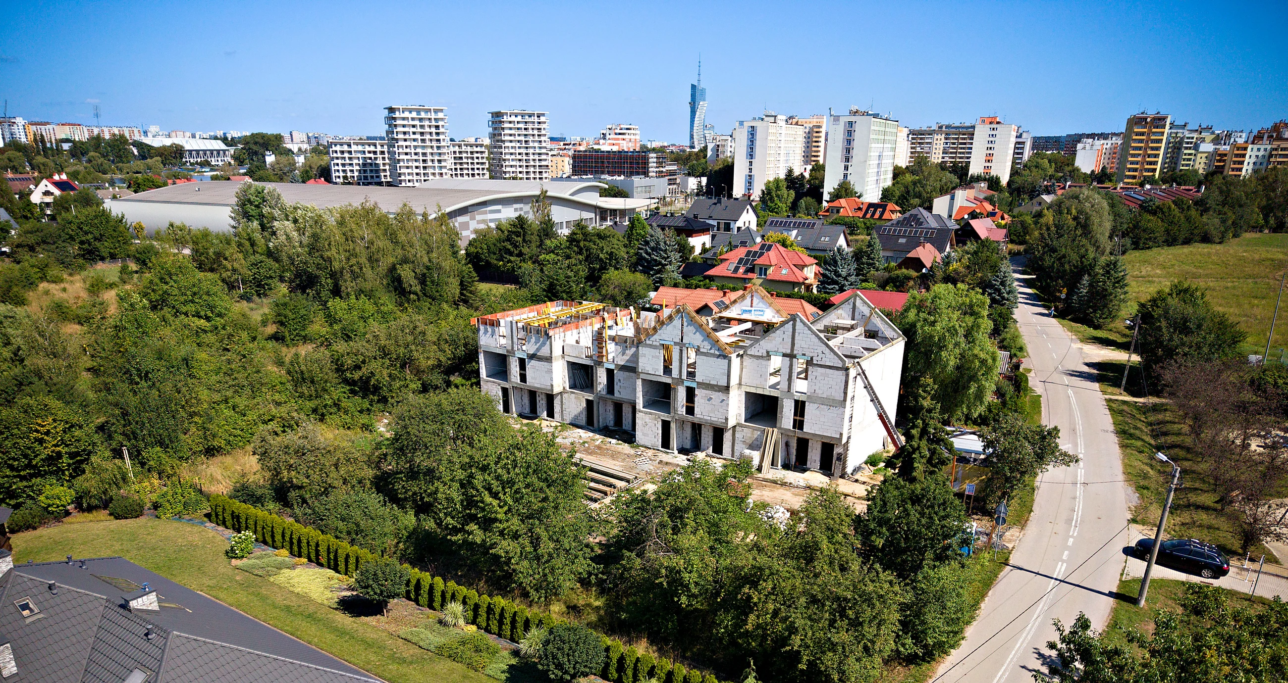 Osiedle Zielona przy ulicy Zielonej w Rzeszowie widziane wzdluz drogi dojazdowej