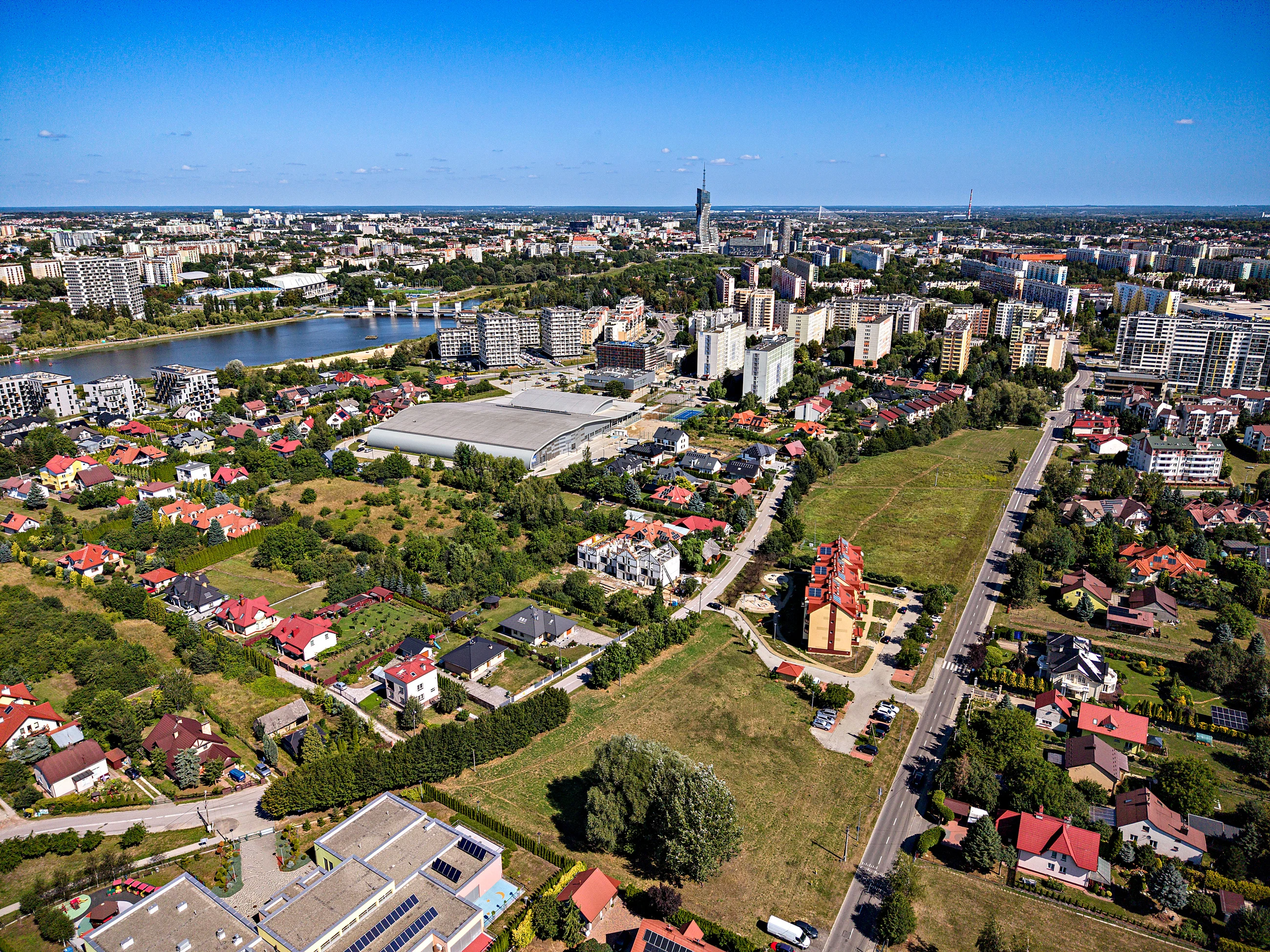 Panorama Rzeszowa z lotu ptaka, zalew na Wisloku i centrum miasta widziane z Drabinianki