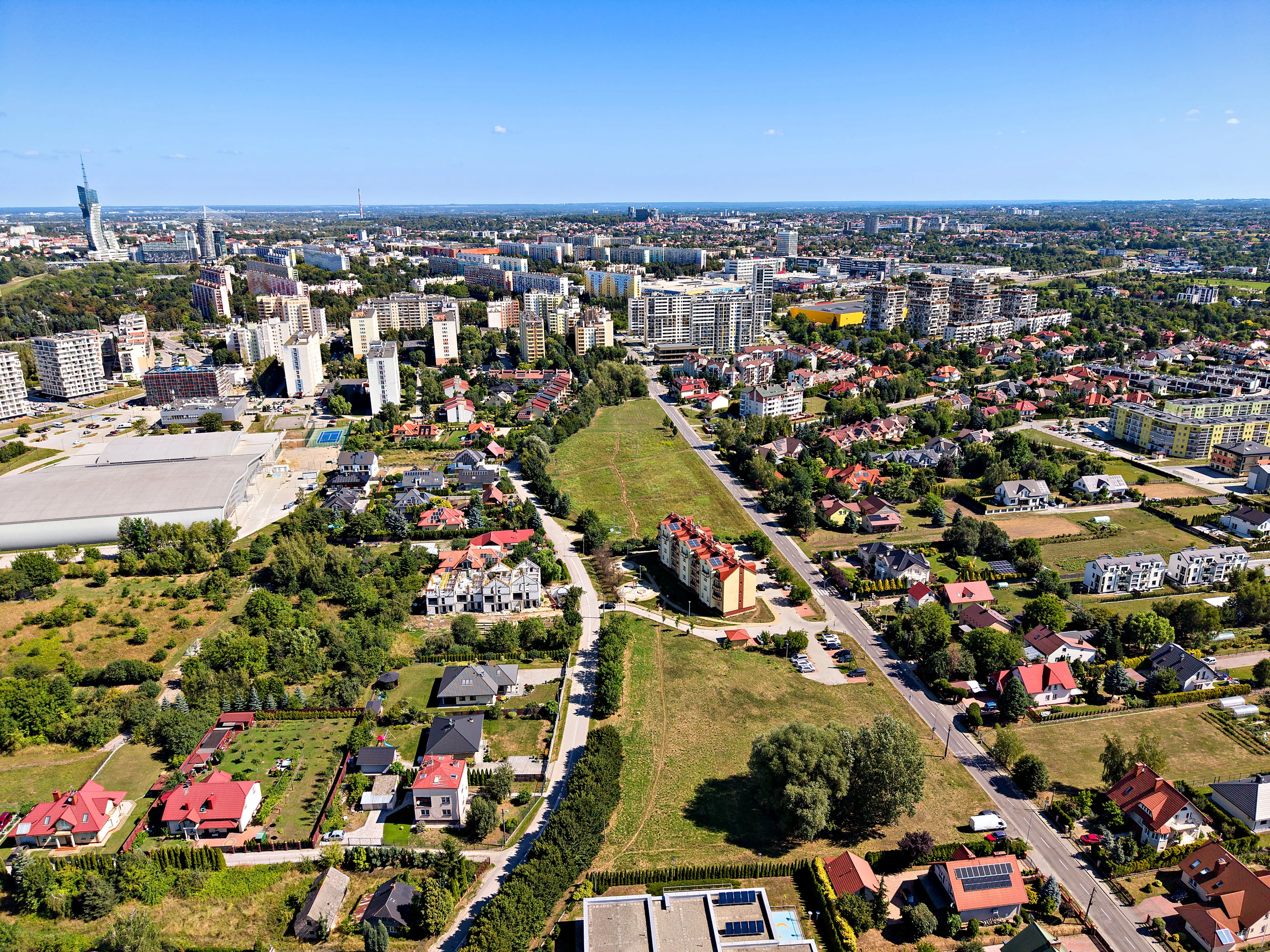 Widok z drona na Rzeszow od strony Drabinianki, osiedla mieszkaniowe i tereny zielone