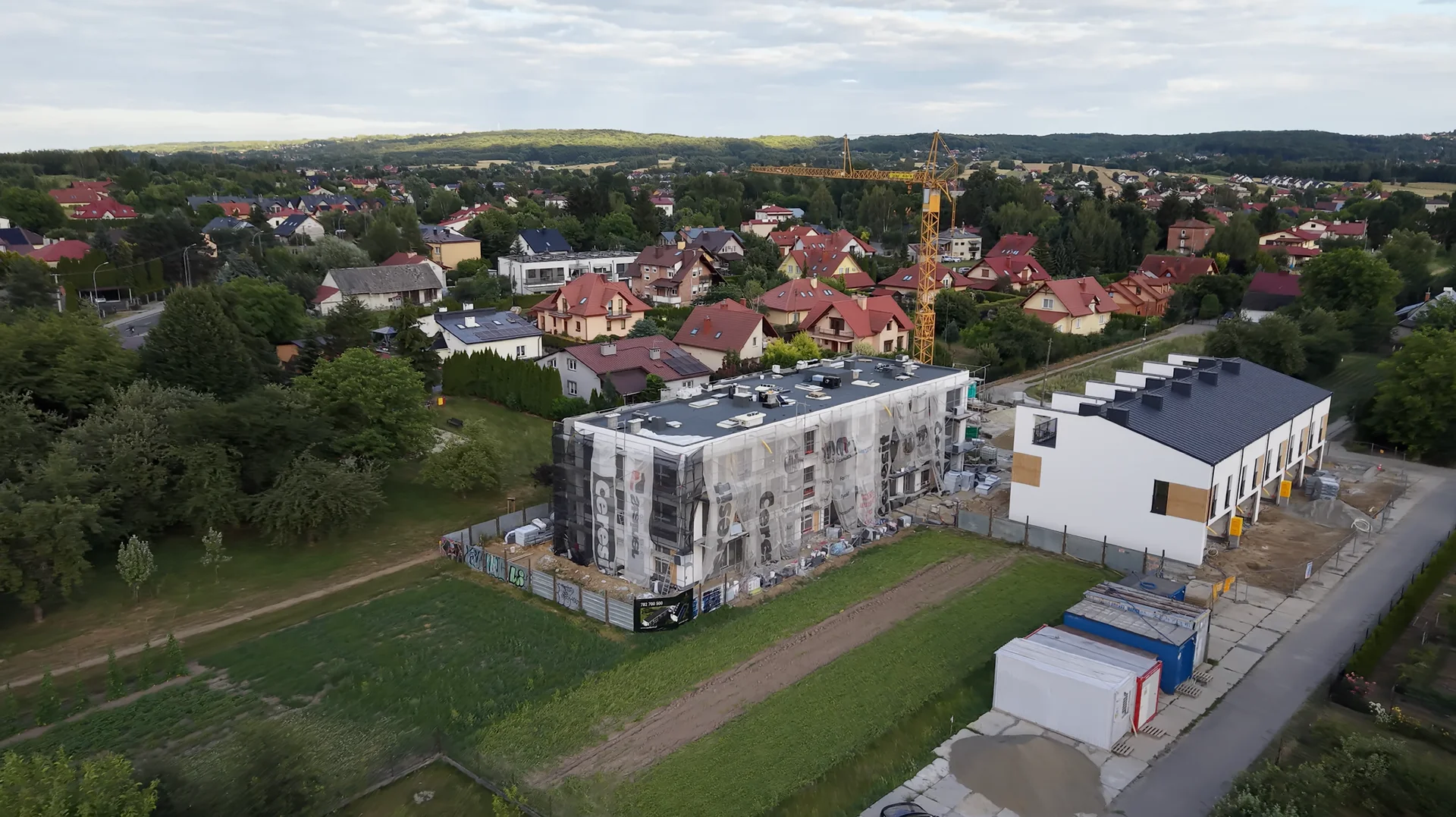 Odnowiciela II pod siatkami — trwają prace przy elewacji
