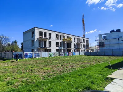 Konstrukcja ukończona — budynek zamknięty pod dachem - zdjęcie 1