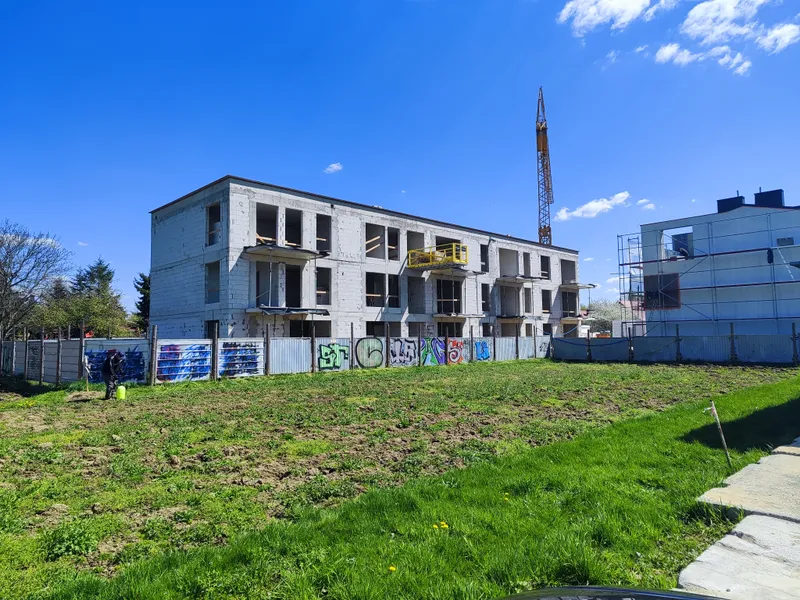 Etap IV na Osiedlu Odnowiciela II zakończony — dach i konstrukcja gotowe